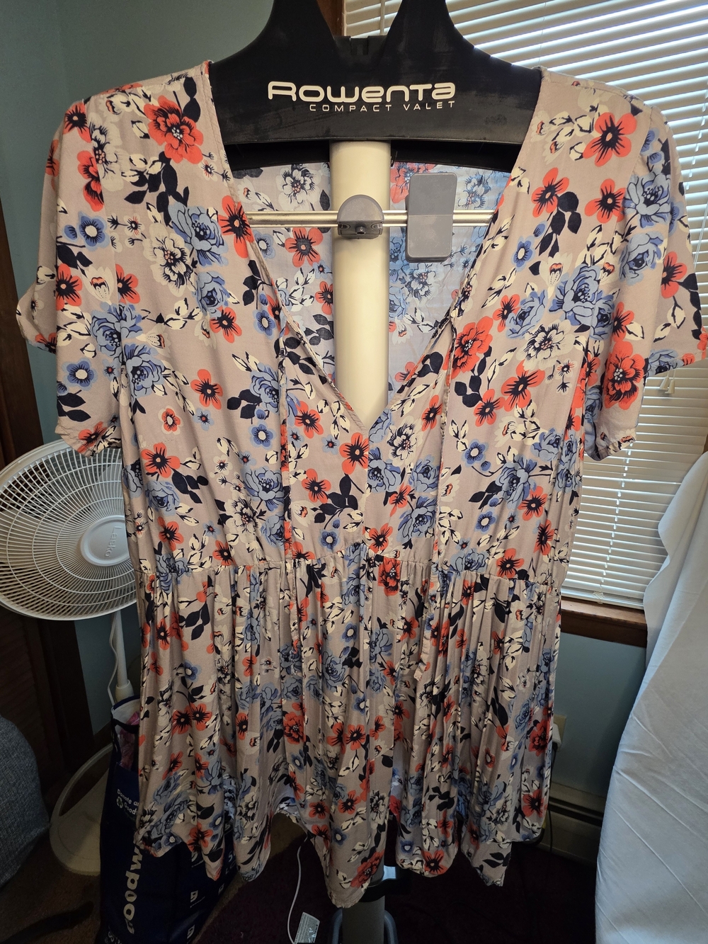 Torrid Beige Floral V-Neck Peplum Top with Blue & Coral Flowers SIZE 1
